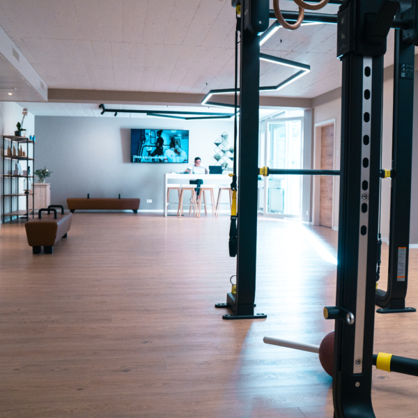 centre-lausanne-etraz-physiotherapie-forme-sport-sante-bien-etre-activ-physio-egym-fitness-open-space-cage-3